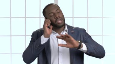 Telefon coversation sahip takım elbiseyle siyah iş adamı.