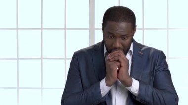 Tanrı'ya dua üzgün ve depresyonda Afrika iş adamı.