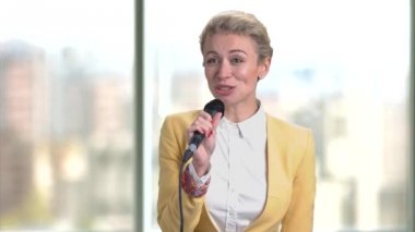 İş kadın konuşma kapalı.