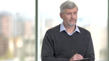 Orta yaşlı adam Pano bilgileri belirterek.