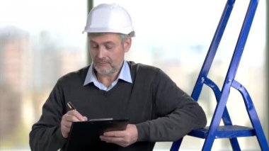 Olgun Pano ile çalışan mühendis bina.