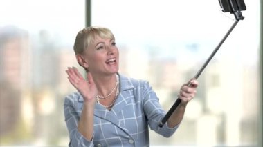 Olgun kadın monopod ile video alma.