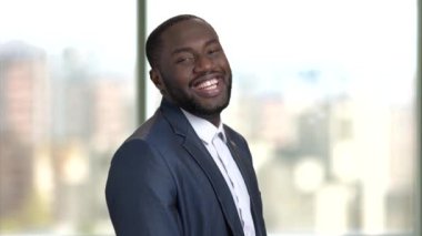 Takım elbise flört içinde neşeli Afrika siyah iş adamı.