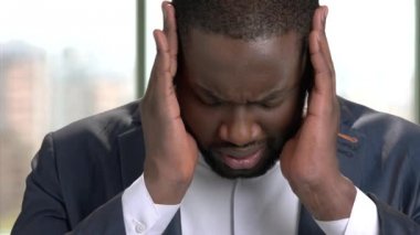 Baş ağrısı acı yorgun Afrika ofis çalışanı.