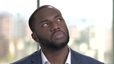 Üzgün portresi ve dissapointed siyah Afrika adam.