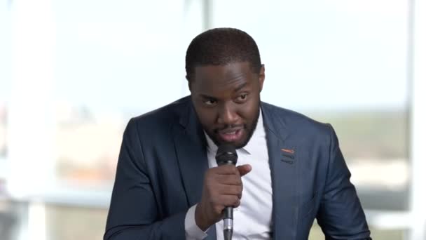 Toespraak van Afrikaanse spreker in pak. — Stockvideo