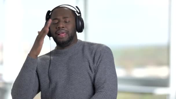 Svart afro amerikansk man med hörlurar. — Stockvideo