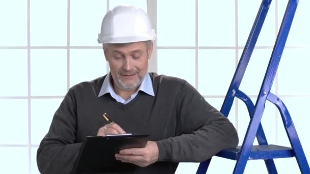 Ingénieur d'âge moyen avec casque avec presse-papiers . — Video