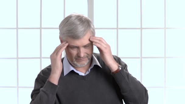 Werknemer met hoofdpijn masseren zijn hoofd om pijn te verminderen. — Stockvideo