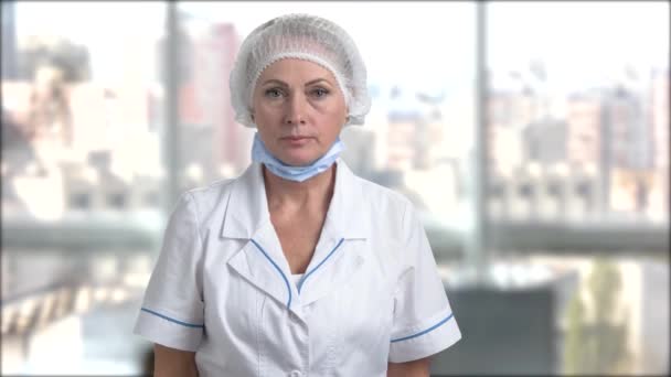 Середнього віку жінка-лікар або медсестра з стоп жестом . — стокове відео