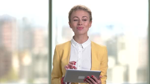 Empresaria madura de mediana edad en traje amarillo con tableta . — Vídeo de stock