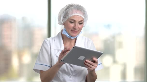 Врач или медсестра с помощью цифрового планшета . — стоковое видео