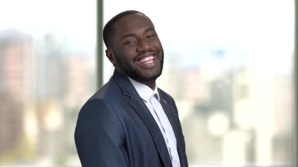 Alegre africano negro hombre de negocios en traje coqueteando . — Vídeos de Stock