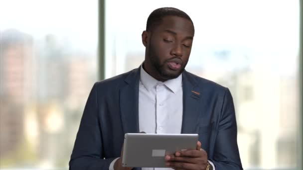 Afrikanischer Schwarzer mit Tablet auf Wirtschaftskonferenz. — Stockvideo