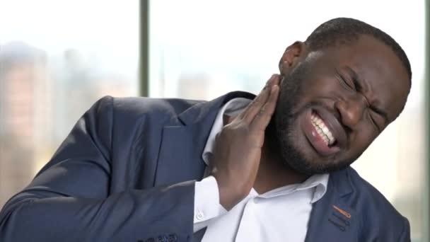 Afrikanska kontorist i kostym lider av tandvärk. — Stockvideo