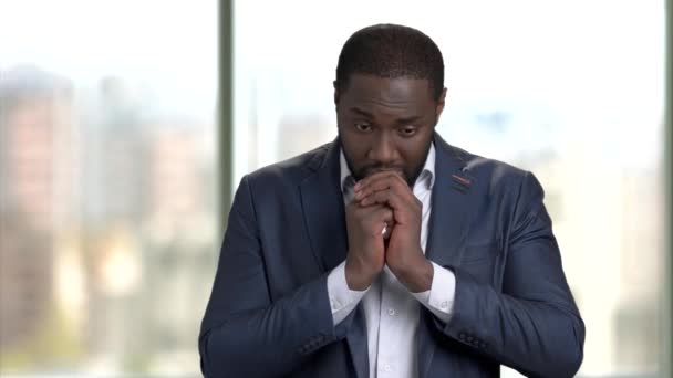 Portrait of black african business man praying to god. — Stock Video