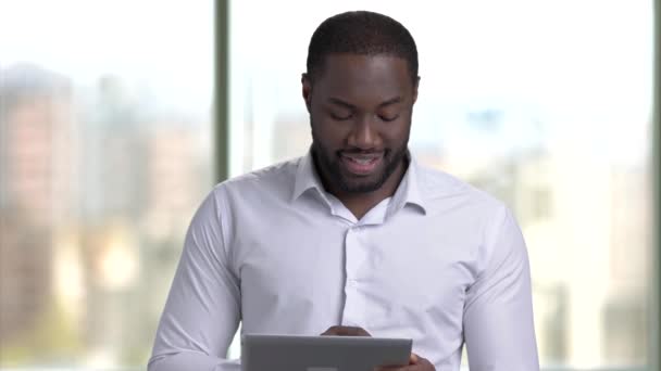 Noir afro américain employé de bureau avec tablette . — Video