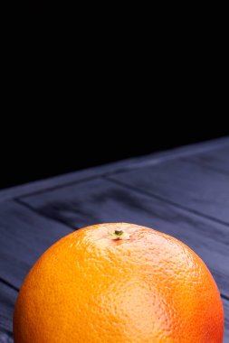 Koyu arka plan üzerinde taze bütün greyfurt.