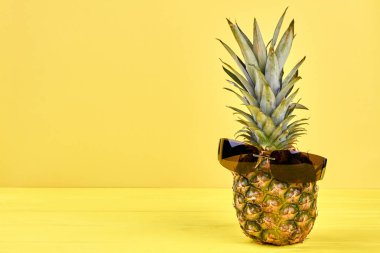 Güneş gözlüğü ve kopya alanı Hawaiian ananas.