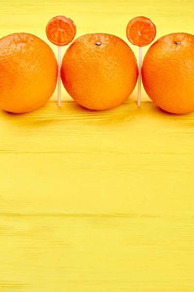 Naranjas y piruletas frescas . — Foto de Stock