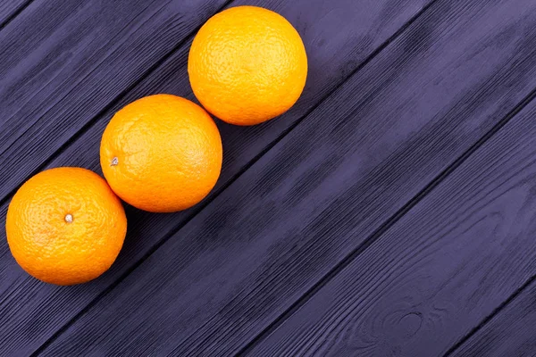 Baris jeruk segar dan ruang penyalinan . — Stok Foto