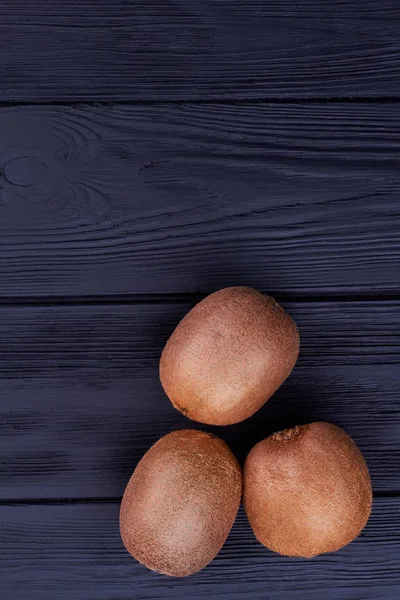 Helt ekologisk kiwi frukt och kopia utrymme. — Stockfoto