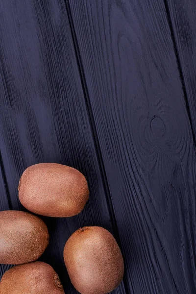Färsk brun kiwifrukter, ovanifrån. — Stockfoto