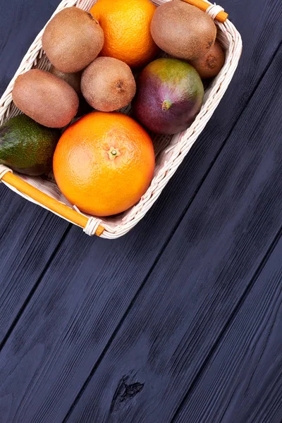 Korg med sortiment av friska frukter. — Stockfoto