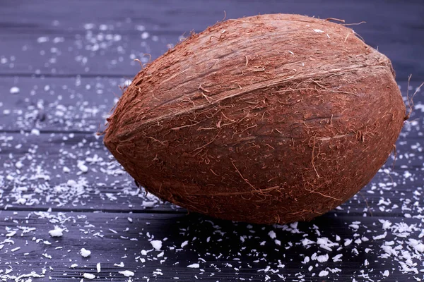 Ganz braune Kokosnuss aus der Nähe. — Stockfoto