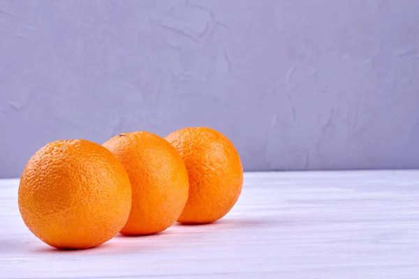 Szerves narancssárga gyümölcs és másol tér. — Stock Fotó