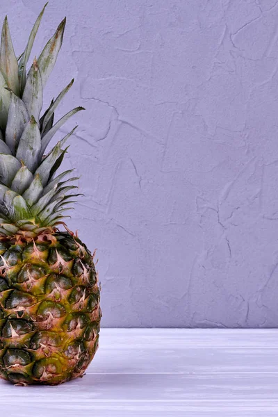 Érett egészséges ananász és másol tér. — Stock Fotó