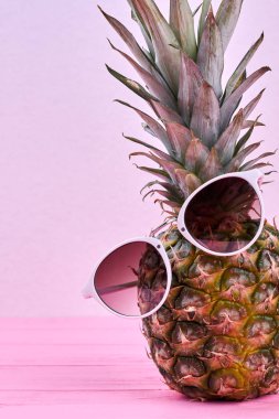Moda ananas meyve güneş gözlüğü takıyor.