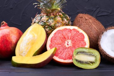 Tüm ananas ve tropikal meyve parçaları kompozisyon.