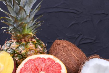 Siyah arka plan üzerine çeşitli taze meyve.