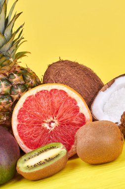 Çeşitli organik meyve sarı zemin üzerine.
