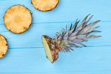 Taze ananas daire dilimler kesip.