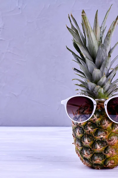 Хипстерский ананас в солнечных очках на сером фоне . — стоковое фото