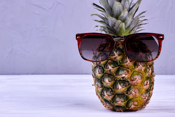 Ananas i solglasögon och kopia utrymme. — Stockfoto