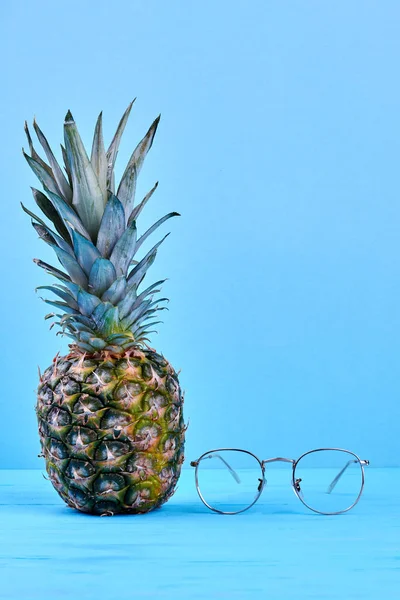 Friss bio ananász és szemüvegek. — Stock Fotó