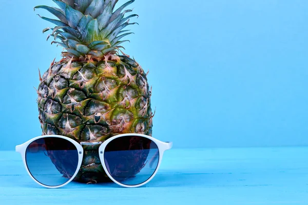 Realistiska ananas med solglasögon och kopia utrymme. — Stockfoto