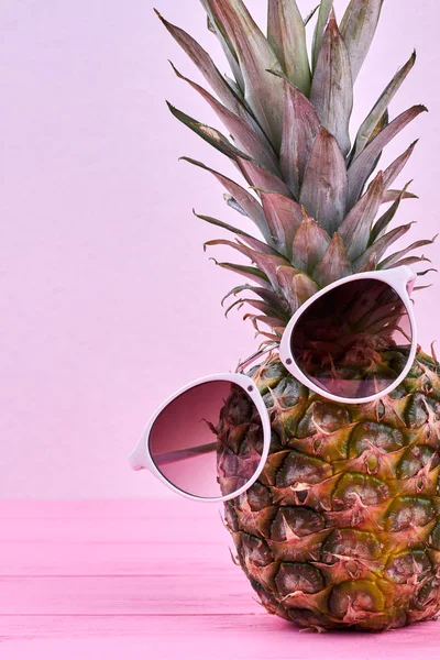 Divat ananász gyümölcs napszemüveget visel. — Stock Fotó