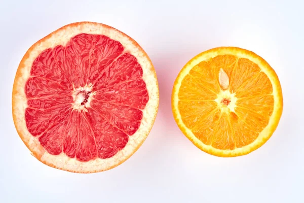 De helft van pompelmoes en sinaasappel. — Stockfoto
