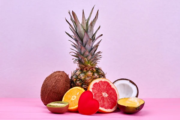 Hermosa composición de frutas tropicales maduras . —  Fotos de Stock