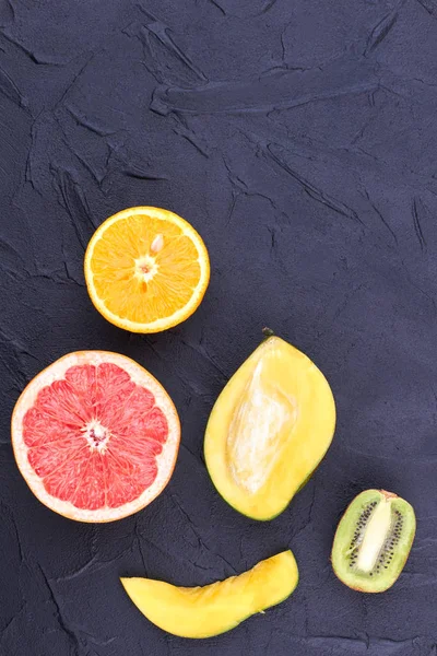 Coloridas frutas tropicales y espacio para copiar . — Foto de Stock