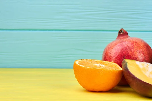 Rijpe sinaasappel-, granaatappel- en grapefruitsap op kleur achtergrond. — Stockfoto