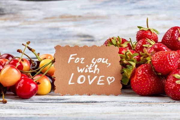 Fondo romántico con bayas frescas de verano . — Foto de Stock