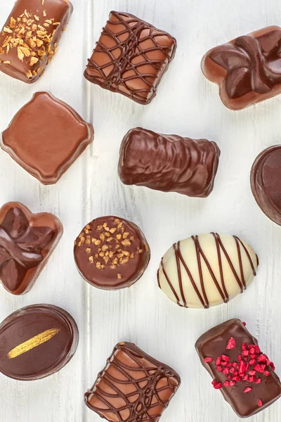 Sortimento de doces de chocolate no fundo branco . — Fotografia de Stock