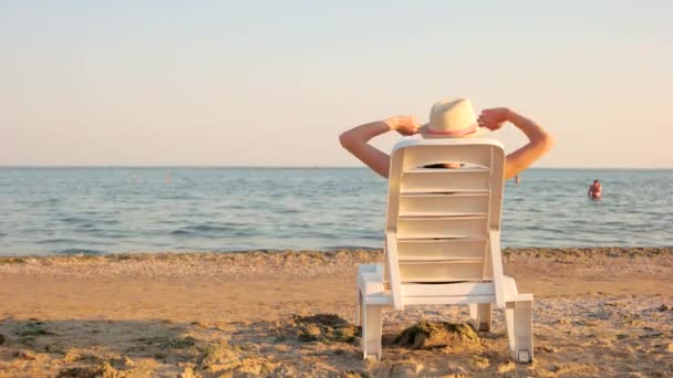 Jolie femme relaxante sur la plage du soir . — Video