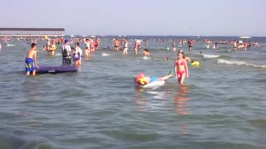 Birçok kişi deniz suyu eğlenmek.