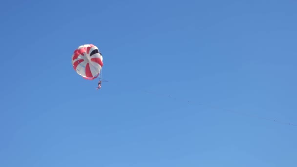 Woman with parachute. — Stock Video